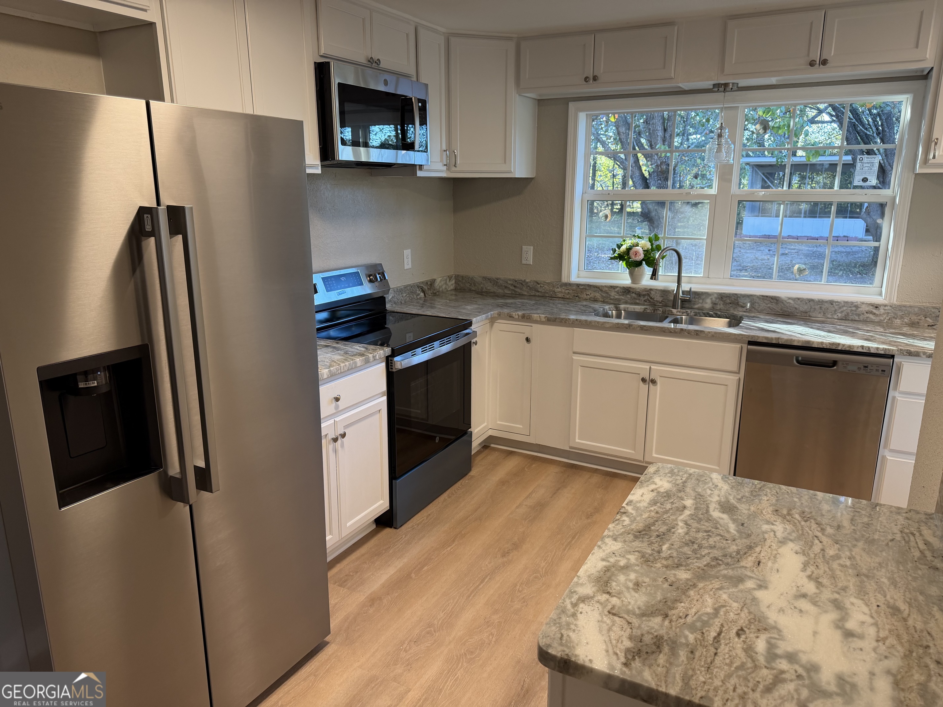 116 Country Club Road Dublin, GA 31021 - Photo 11 of 22 a kitchen with stainless steel appliances granite countertop a refrigerator sink and stove