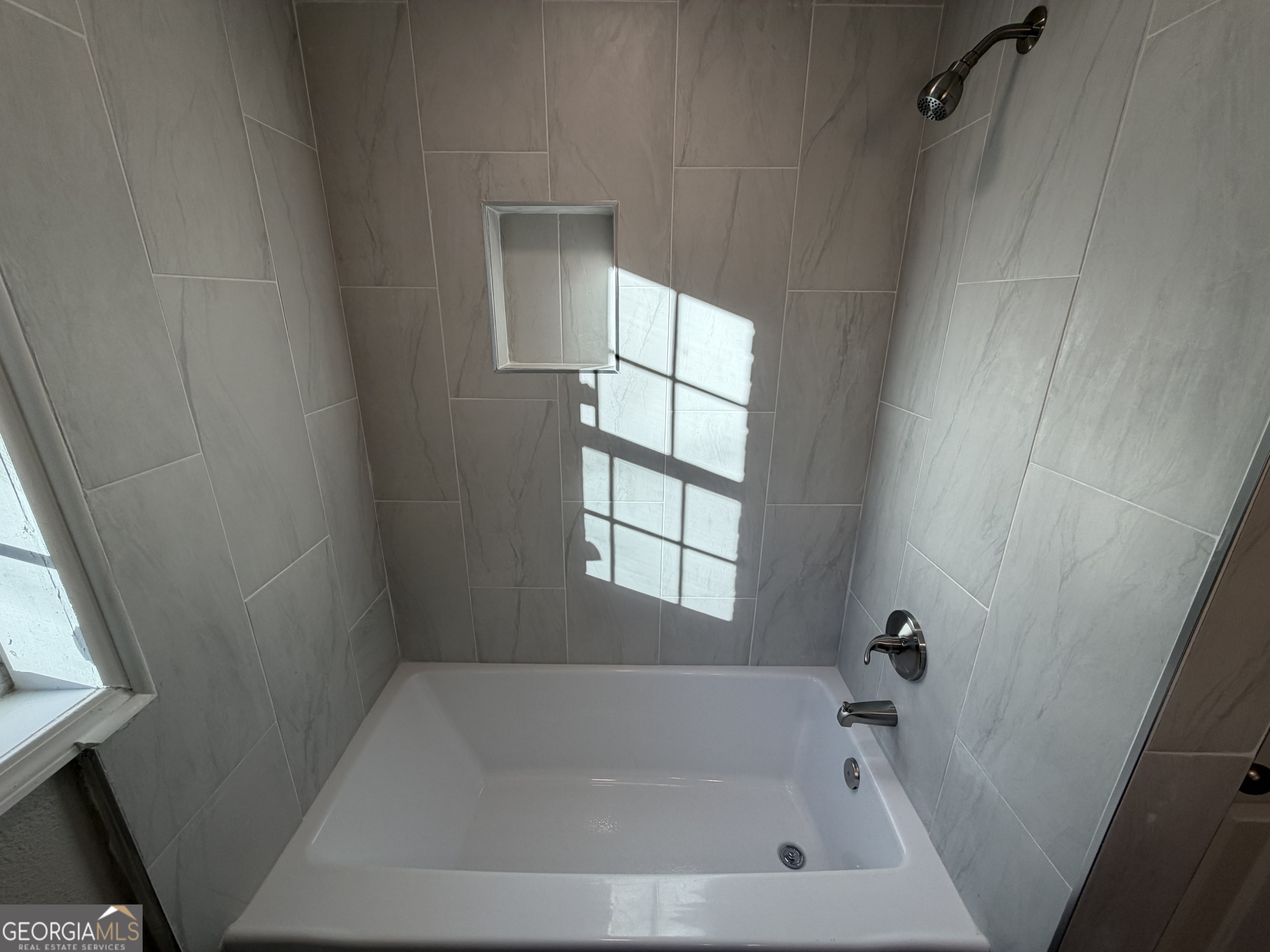 116 Country Club Road Dublin, GA 31021 - Photo 20 of 22 a bathroom with a bathtub