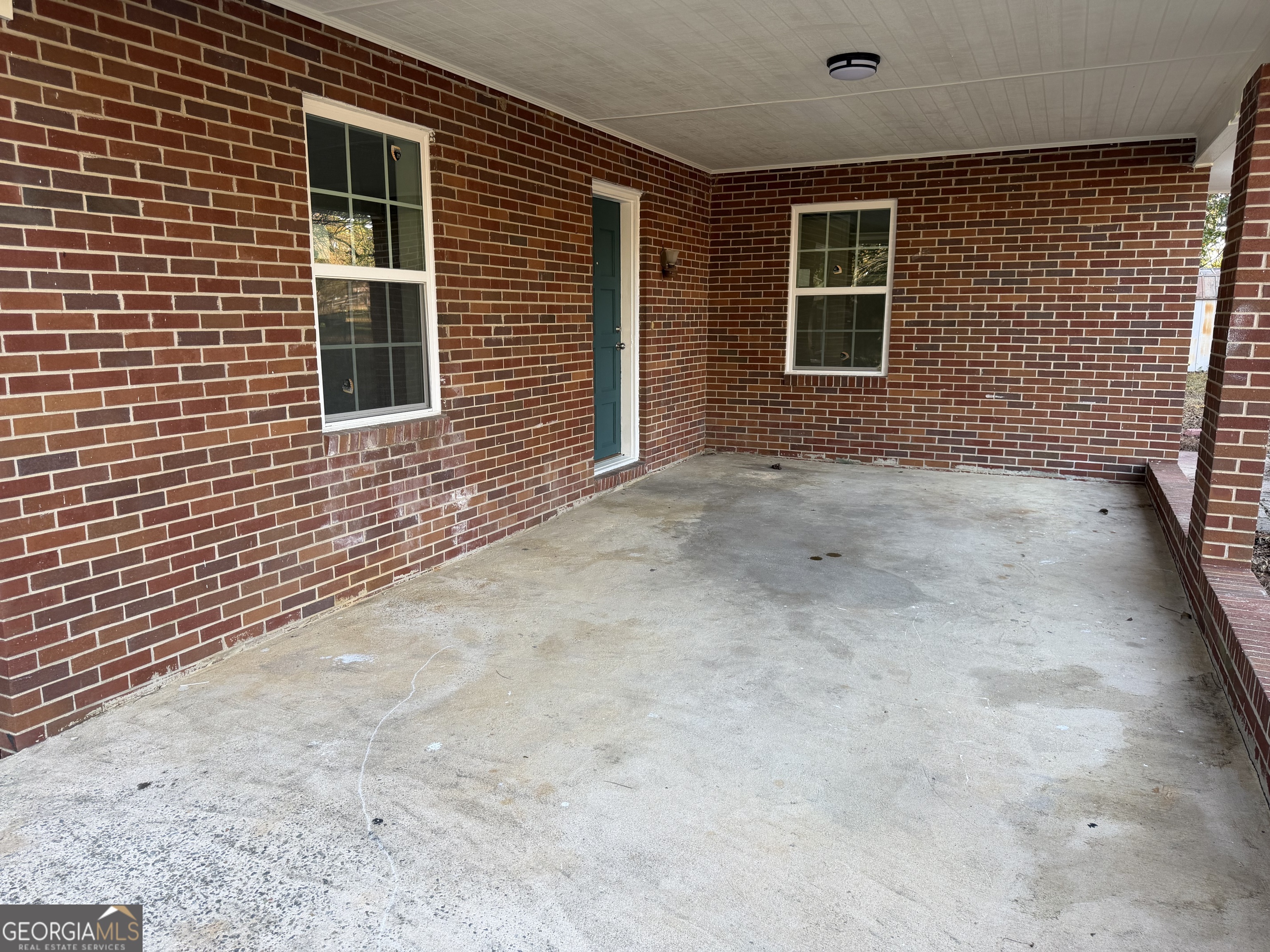 116 Country Club Road Dublin, GA 31021 - Photo 5 of 22 a view of an empty room with a window