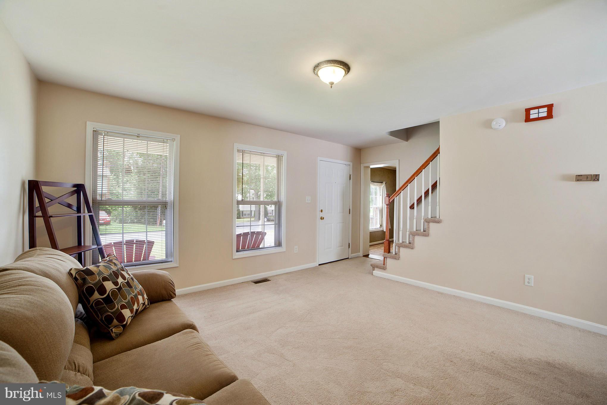 227 Bar Harbor Road Pasadena, MD 21122 - Photo 4 of 30 Living Room