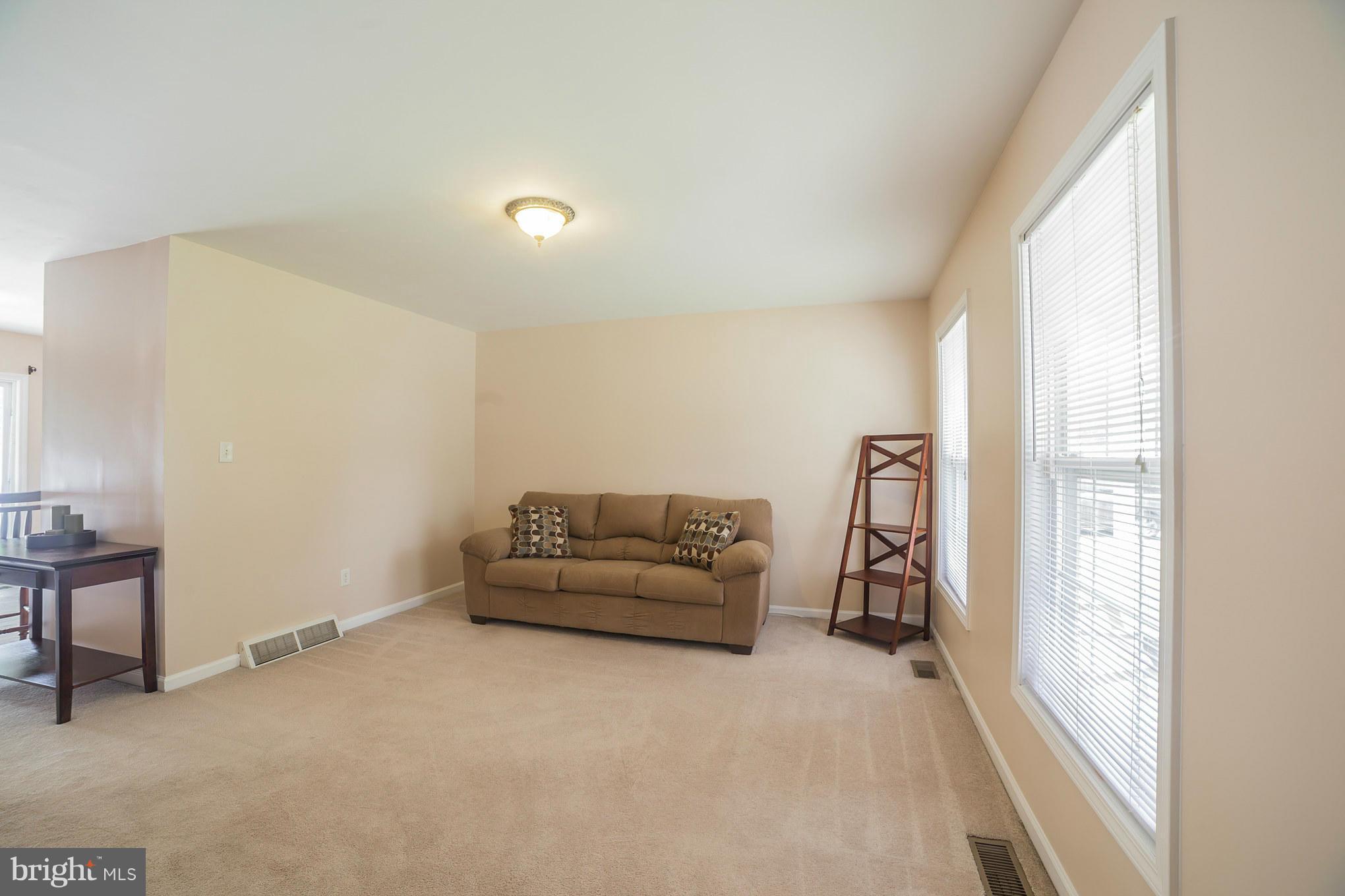227 Bar Harbor Road Pasadena, MD 21122 - Photo 5 of 30 Living Room