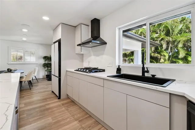 $1,799,990 | 320 Palm Island Northeast, Clearwater Beach, FL 33767