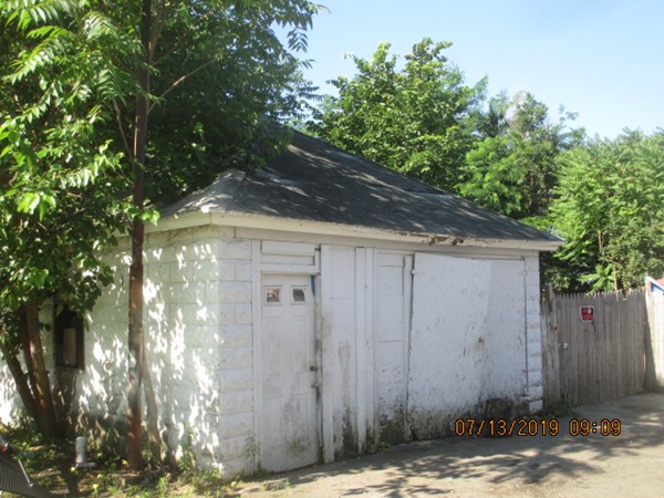 85 Ashley Street Springfield, MA 01105 - Photo 3 of 13 a backyard of a house