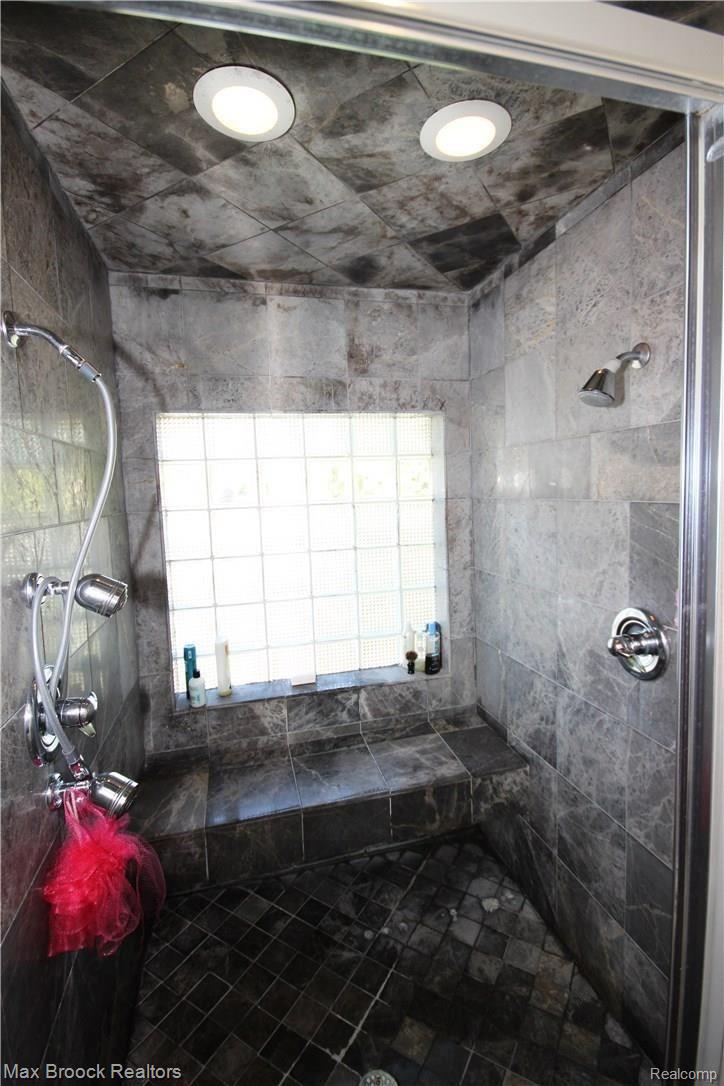 6290 Commerce Road West Bloomfield, MI 48324 - Photo 27 of 51 Huge double heads in the shower
