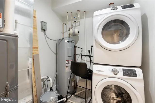 a view of entryway with washer and dryer
