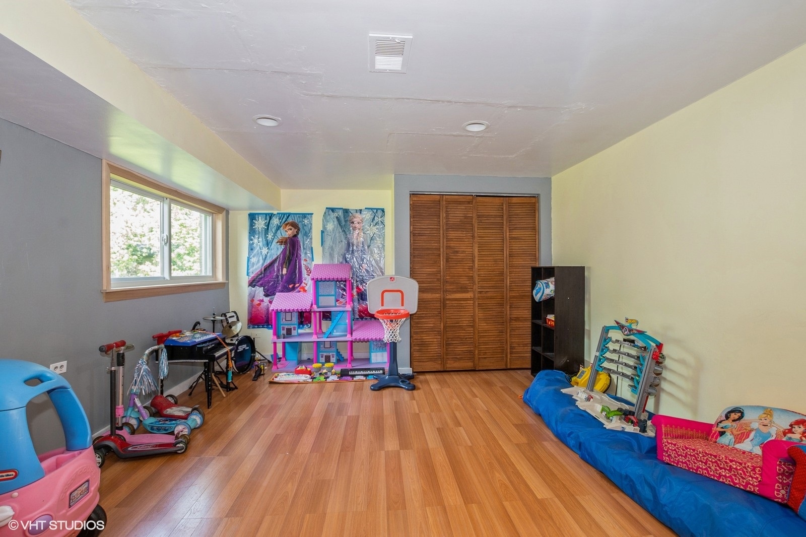 13011 South Shawnee Road Palos Heights, IL 60463 - Photo 14 of 28 a living room with furniture and a wooden floor