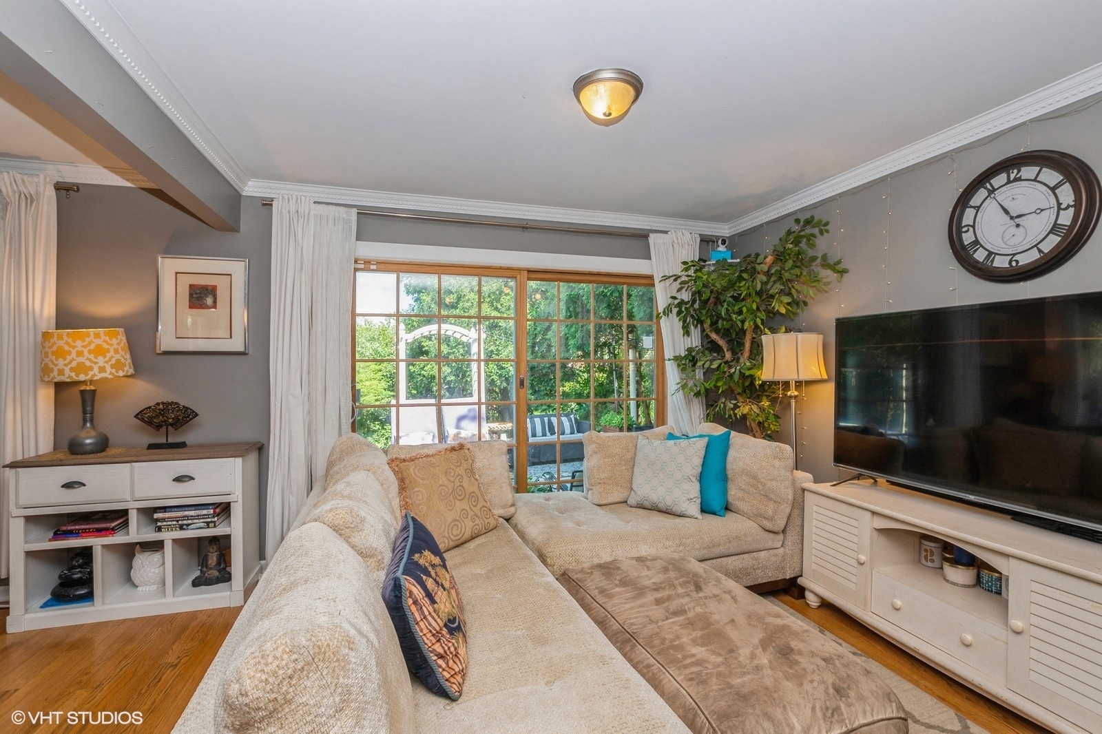 13011 South Shawnee Road Palos Heights, IL 60463 - Photo 6 of 28 a living room with furniture and a flat screen tv
