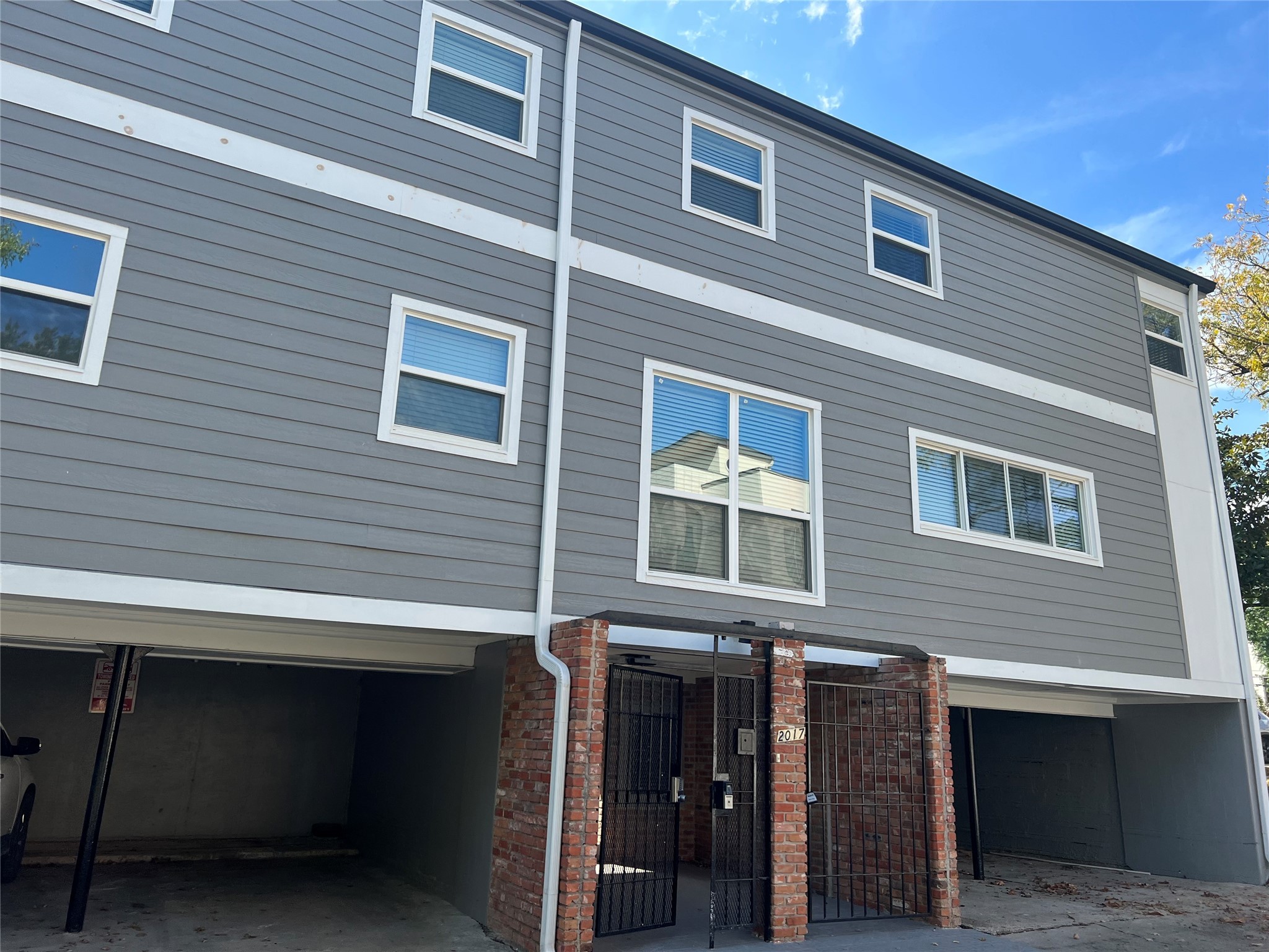 2017 Buffalo Terrace, Unit 15 Houston, TX 77019 - Photo 8 of 9 a building view with outdoor space