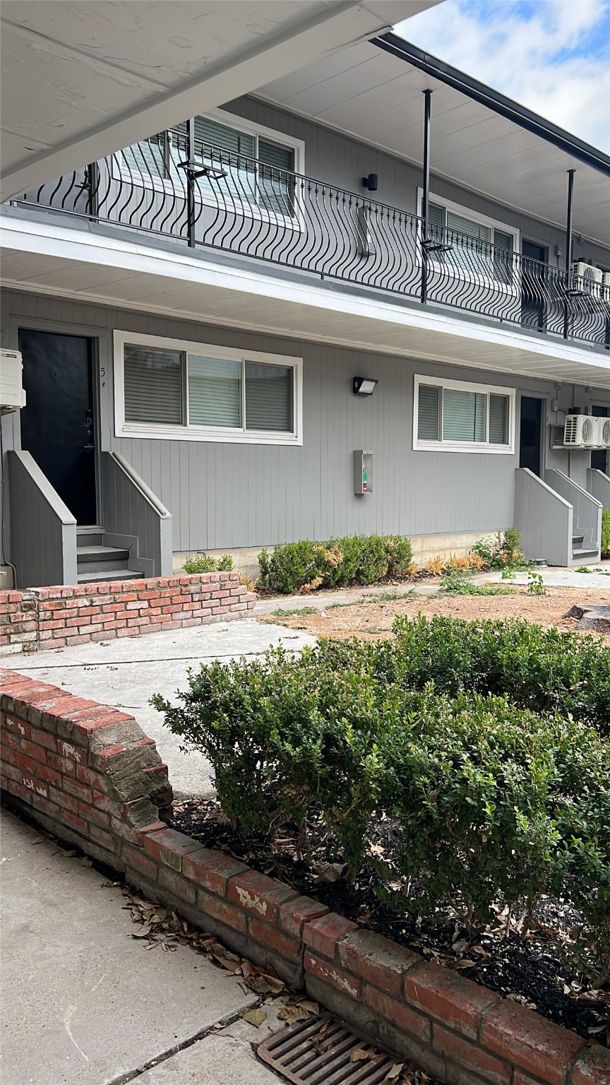 2017 Buffalo Terrace, Unit 15 Houston, TX 77019 - Photo 9 of 9 a front view of a house with a yard