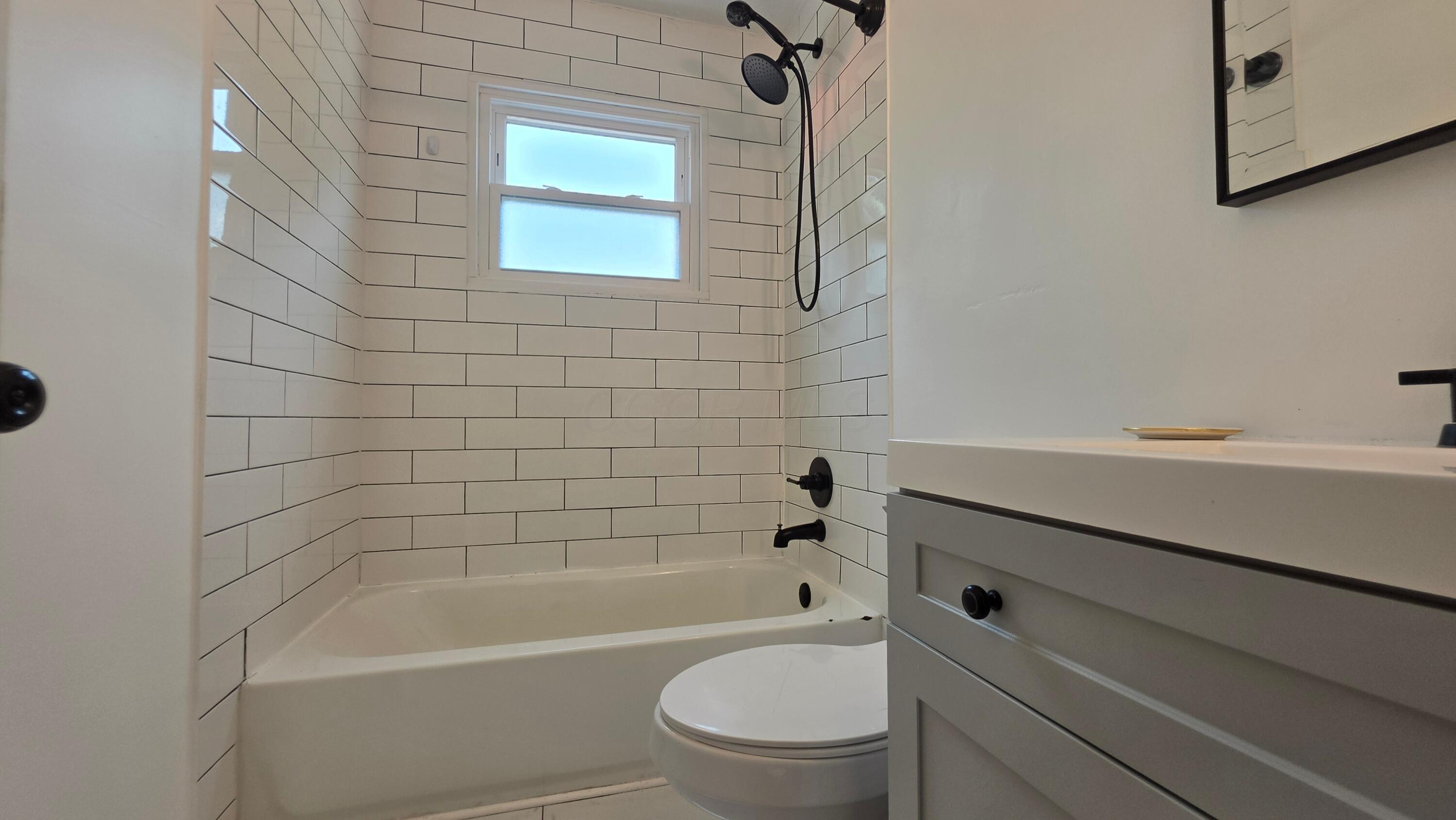 3137 Hillgate Road Columbus, OH 43207 - Photo 15 of 36 Bathroom