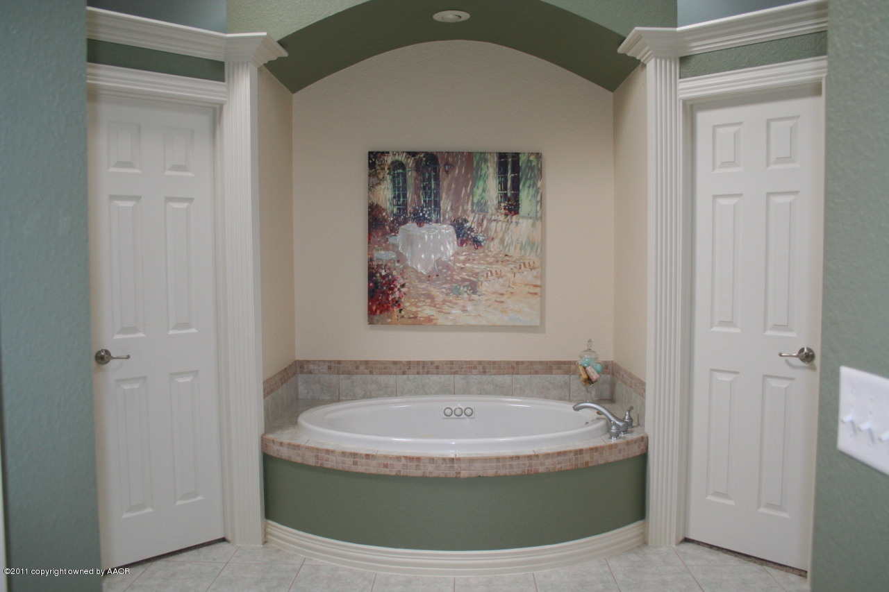 6006 Riley Elizabeth Place Amarillo, TX 79119 - Photo 27 of 42 Whirlpool Tub