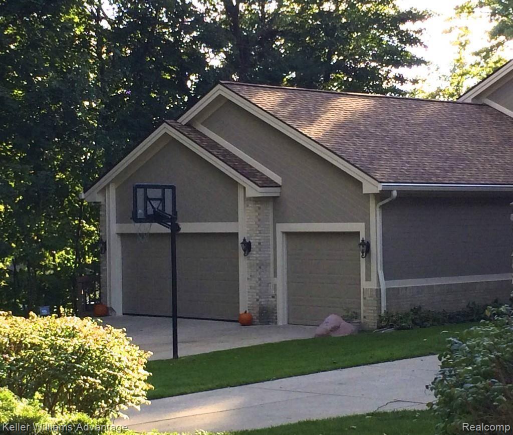 2373 Ridge Road White Lake, MI 48383 - Photo 4 of 43 3-Car Garage from Side---shows New Roof 2014