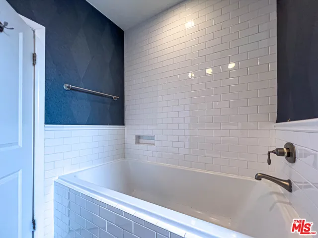 $6,195 | 935 Westbourne Drive, Unit 103, West Hollywood, CA 90069