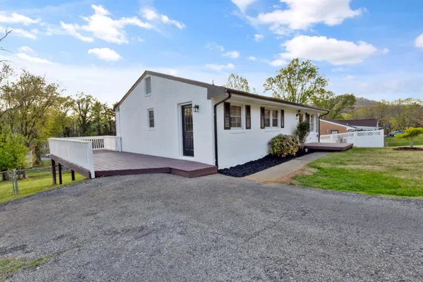 a house view with backyard space and garden