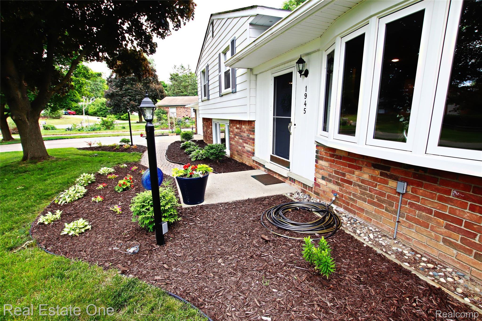 1945 Dawn Ridge Road Walled Lake, MI 48390 - Photo 34 of 46 IMG_2132.jpg