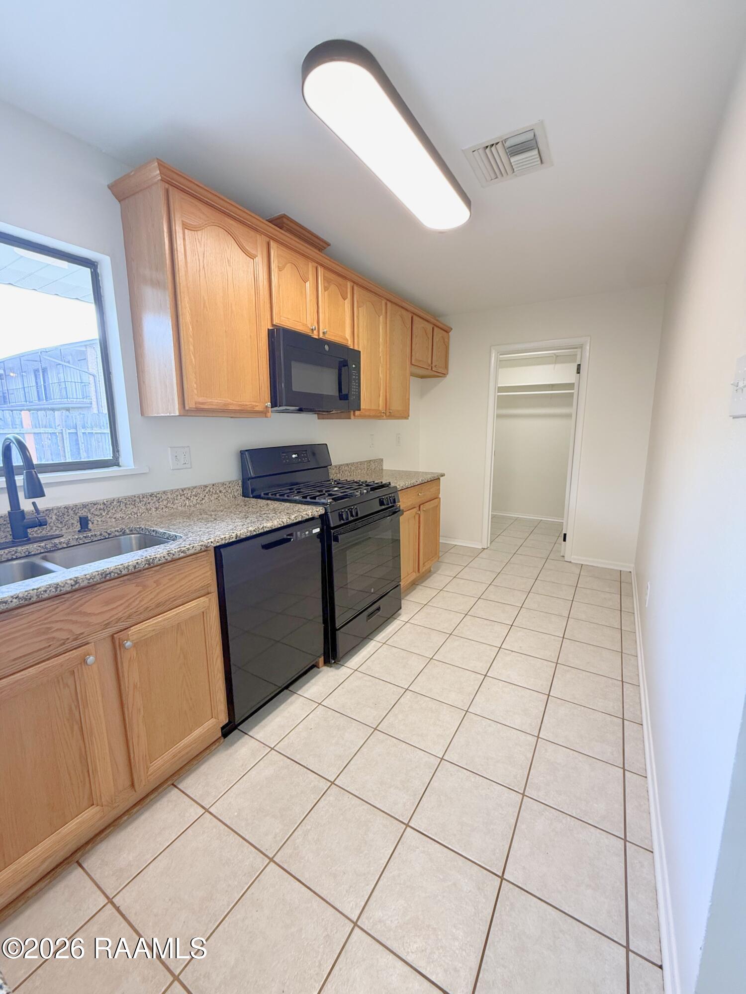208 Castle Row Lafayette, LA 70506 - Photo 6 of 16 Kitchen 2