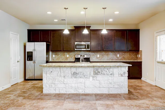$2,100 | 1330 Alaskan Wolf, San Antonio, TX 78245