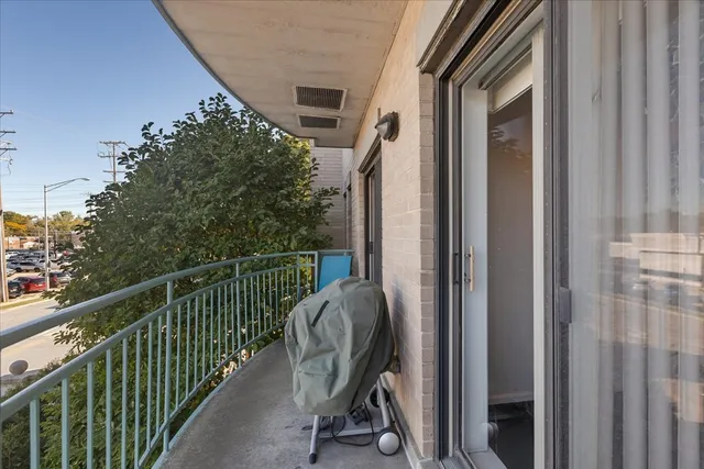 $349,900 | 4757 Howard Street, Unit 205, Skokie, IL 60076