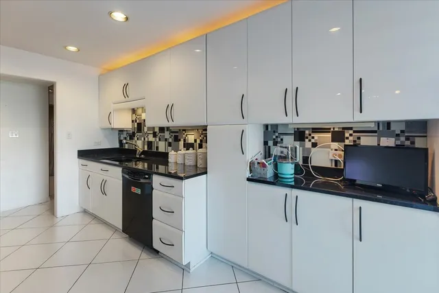 $349,900 | 4757 Howard Street, Unit 205, Skokie, IL 60076