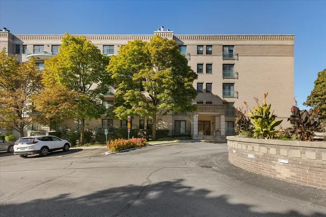 $349,900 | 4757 Howard Street, Unit 205, Skokie, IL 60076