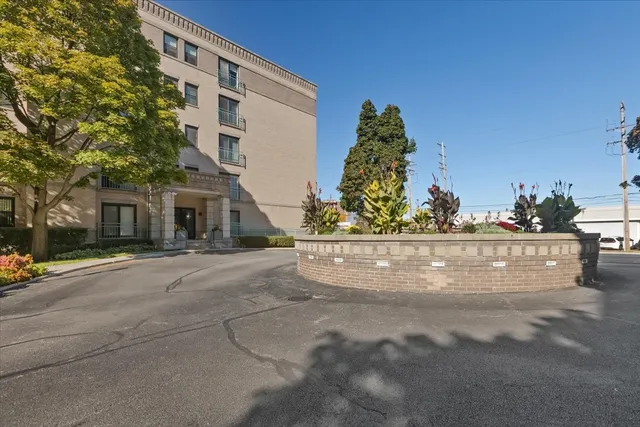 $349,900 | 4757 Howard Street, Unit 205, Skokie, IL 60076