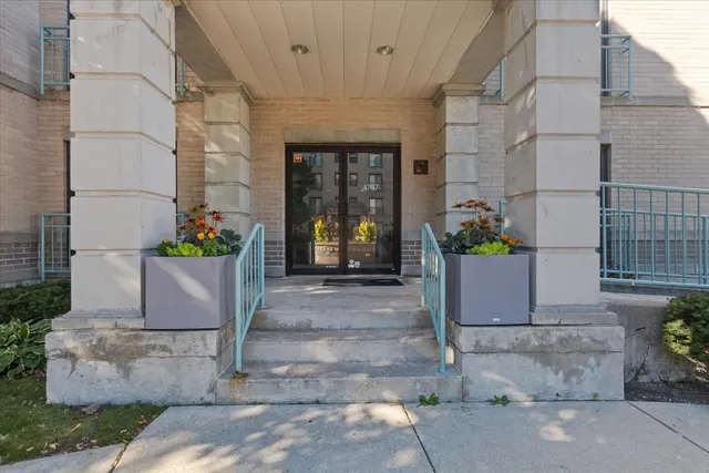 $349,900 | 4757 Howard Street, Unit 205, Skokie, IL 60076