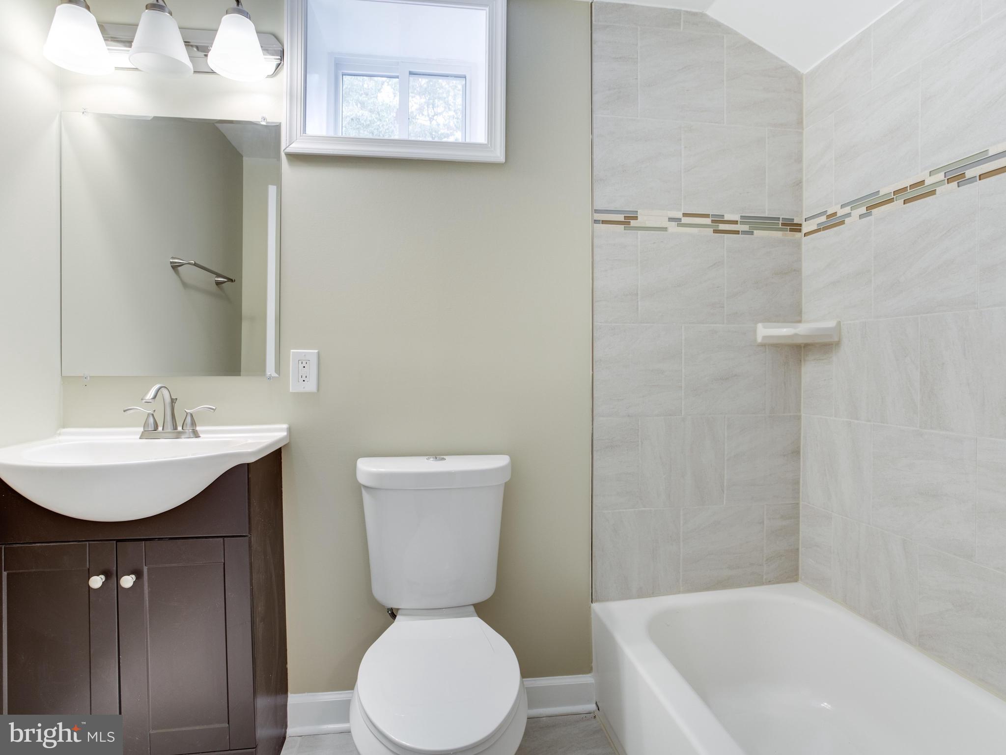 3411 Oaklawn Road Fort Washington, MD 20744 - Photo 15 of 30 a bathroom with a toilet a sink and bathtub