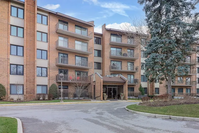 $300,000 | 601 Lake Hinsdale Drive, Unit 101, Willowbrook, IL 60527