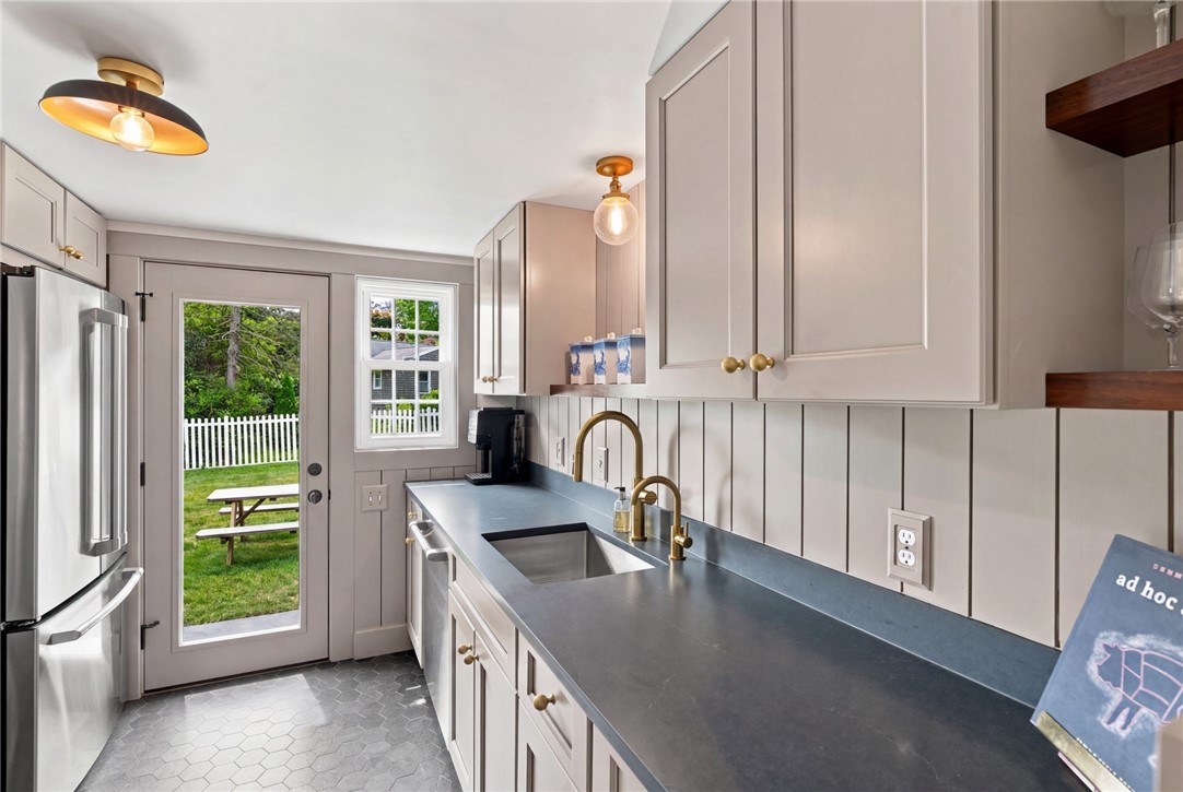 33 Nicholson Crescent Middletown, RI 02842 - Photo 19 of 47