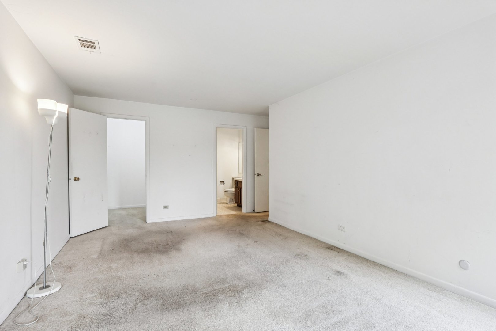 1495 South County Farm Road, Unit 24 Wheaton, IL 60189 - Photo 13 of 26 an empty room with an entryway