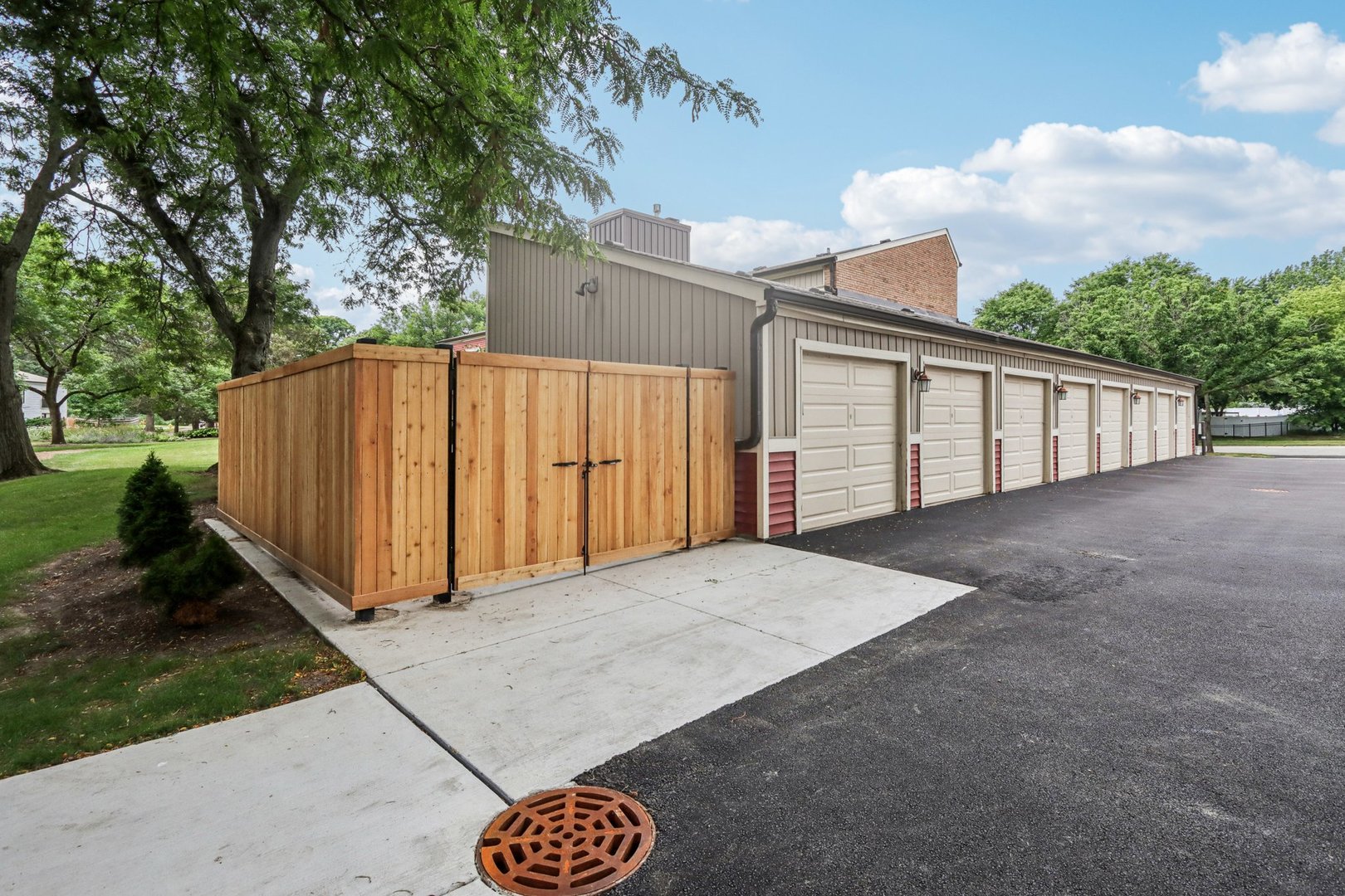 1495 South County Farm Road, Unit 24 Wheaton, IL 60189 - Photo 23 of 26 a view of a backyard of the house