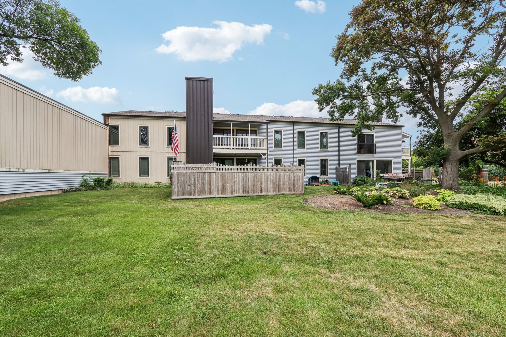 1495 South County Farm Road, Unit 24 Wheaton, IL 60189 - Photo 25 of 26 a view of a house with backyard and sitting area