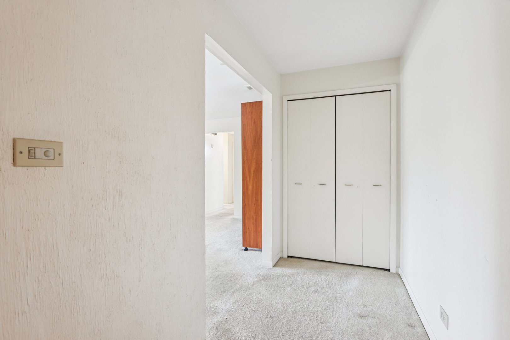 1495 South County Farm Road, Unit 24 Wheaton, IL 60189 - Photo 4 of 26 a view of an empty room