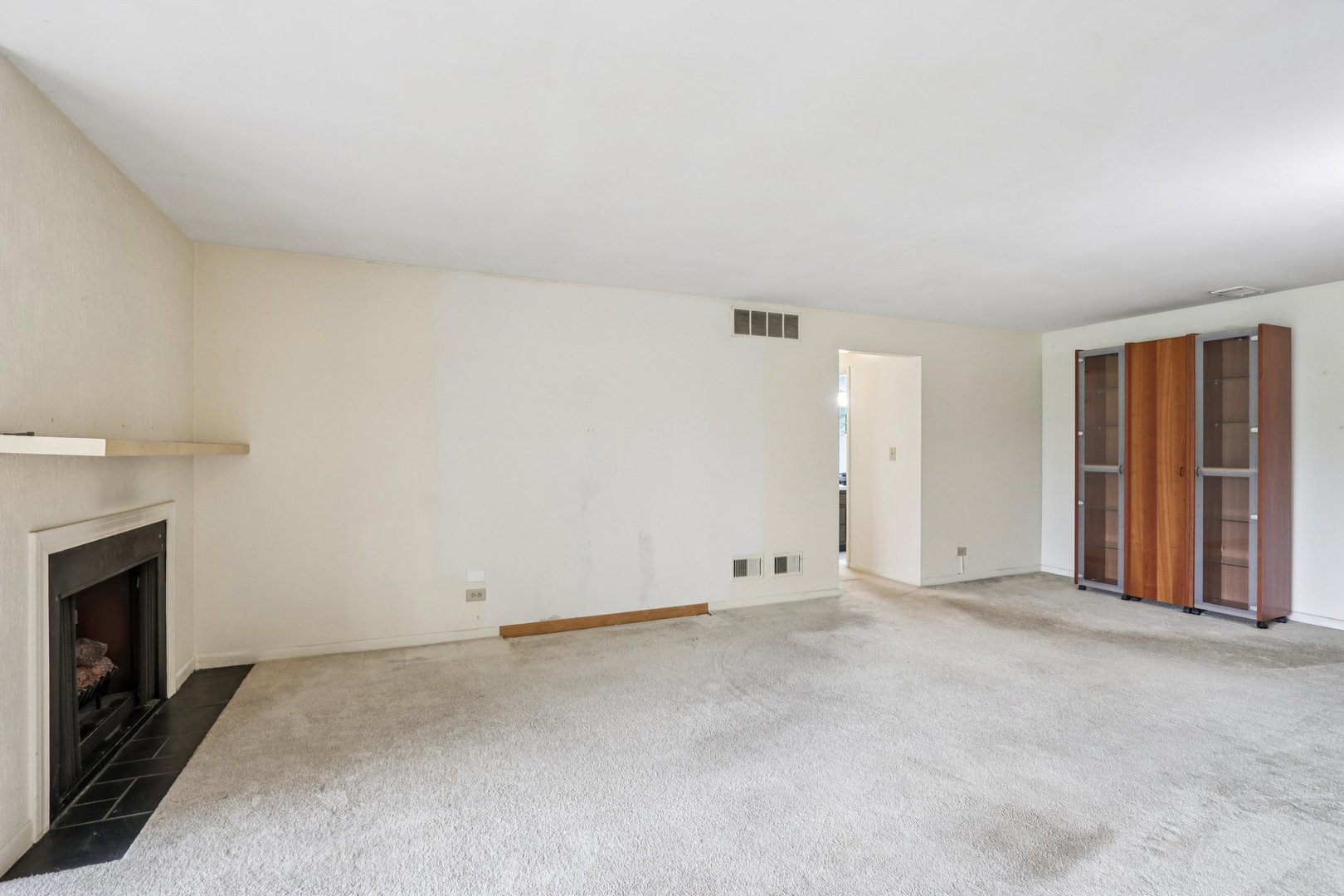 1495 South County Farm Road, Unit 24 Wheaton, IL 60189 - Photo 8 of 26 an empty room with windows