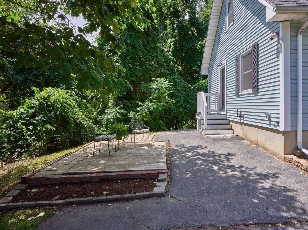 29 B Dawson Road Worcester, MA 01602 - Photo 4 of 37 Gallery Image 4