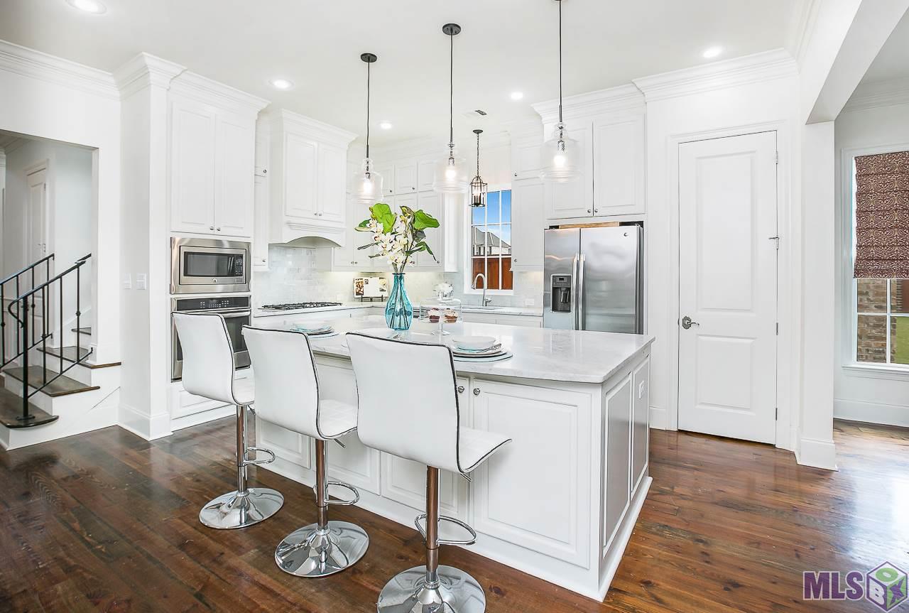 15552 Long Farm Road Baton Rouge, LA 70817 - Photo 11 of 32 BAR SEATING AT KITCHEN ISLAND