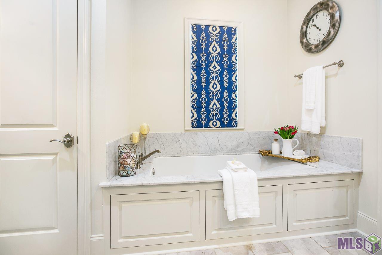 15552 Long Farm Road Baton Rouge, LA 70817 - Photo 16 of 32 MASTER TUB WITH MARBLE SURROUND