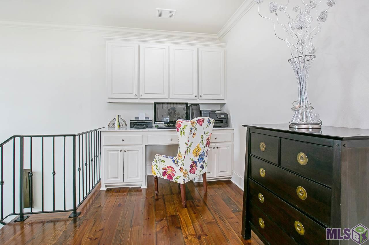 15552 Long Farm Road Baton Rouge, LA 70817 - Photo 22 of 32 UPSTAIRS LANDING AREA