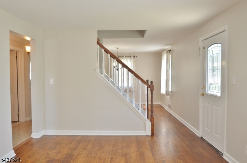 35 Troy Road East Hanover, NJ 07936 - Photo 3 of 20