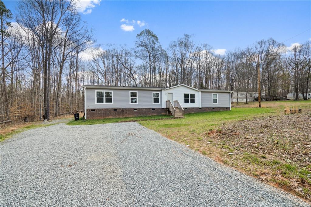 956 Kindley Road Thomasville, NC 27360 - Photo 2 of 34 View coming up driveway