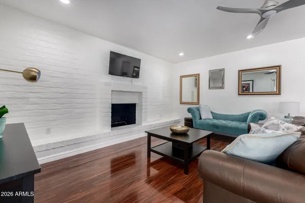 $4,950 | 11401 North 45th Place, Phoenix, AZ 85028