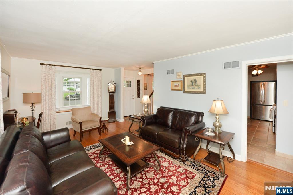 418 Burlington Road Paramus, NJ 07652 - Photo 7 of 30