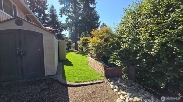 a view of a back yard