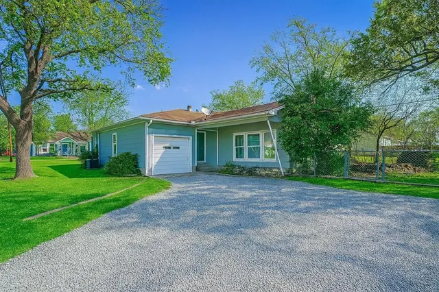 a view of a house with yard and tree s