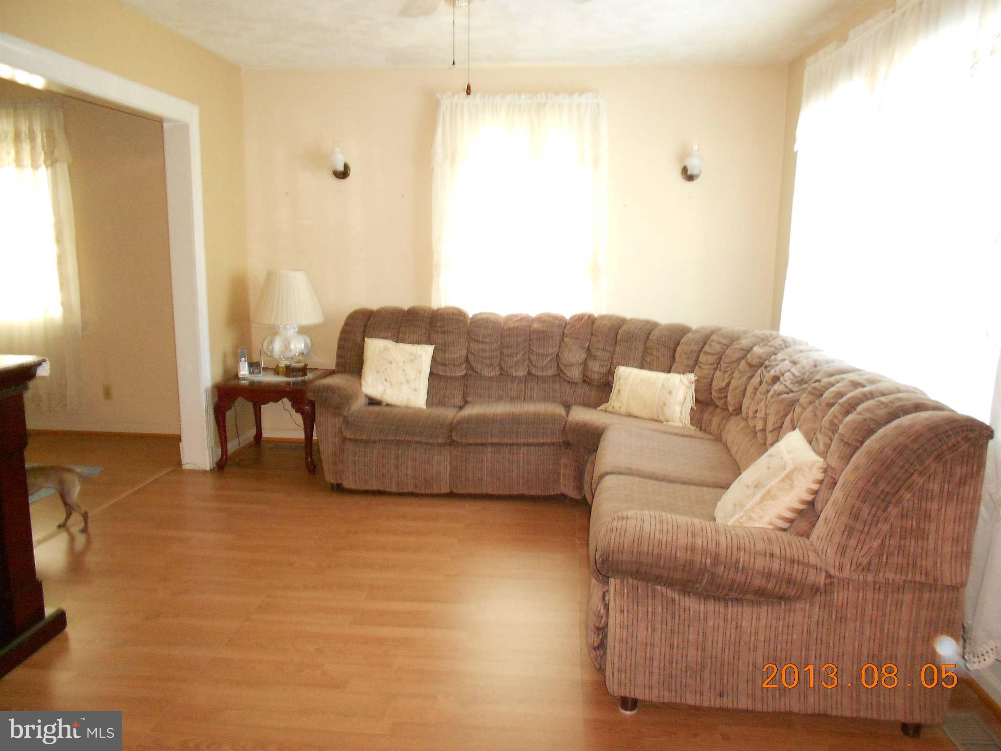 8 Riverside Road Baltimore, MD 21221 - Photo 2 of 24 Living Room
