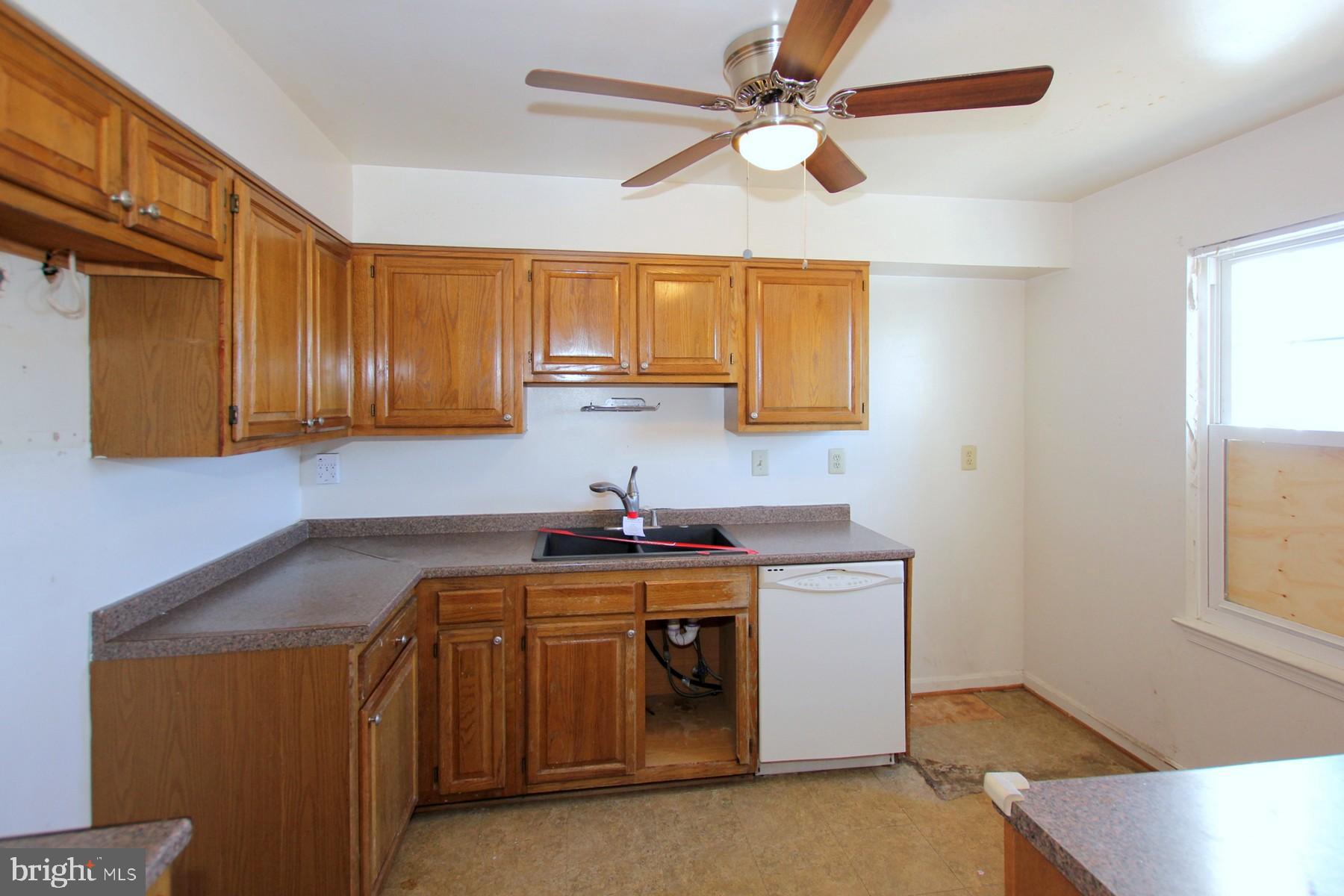 30 Hunters Gate Court Silver Spring, MD 20904 - Photo 7 of 23 Kitchen