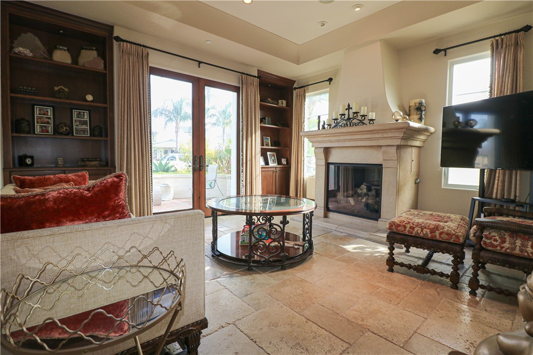 1119 Pine Street Huntington Beach, CA 92648 - Photo 13 of 33 Living Room