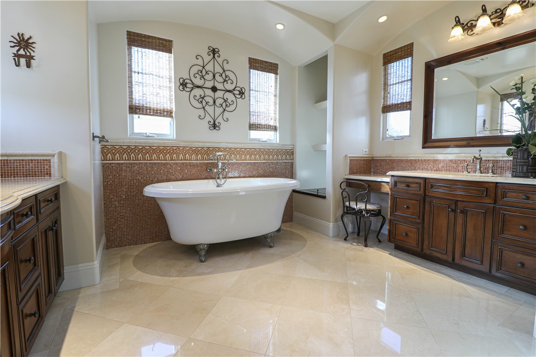 1119 Pine Street Huntington Beach, CA 92648 - Photo 26 of 33 Primary bathroom