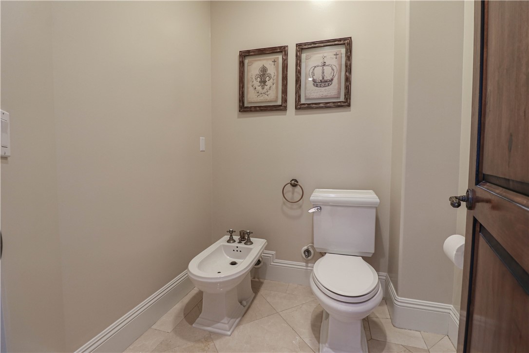 1119 Pine Street Huntington Beach, CA 92648 - Photo 28 of 33 Primary bathroom