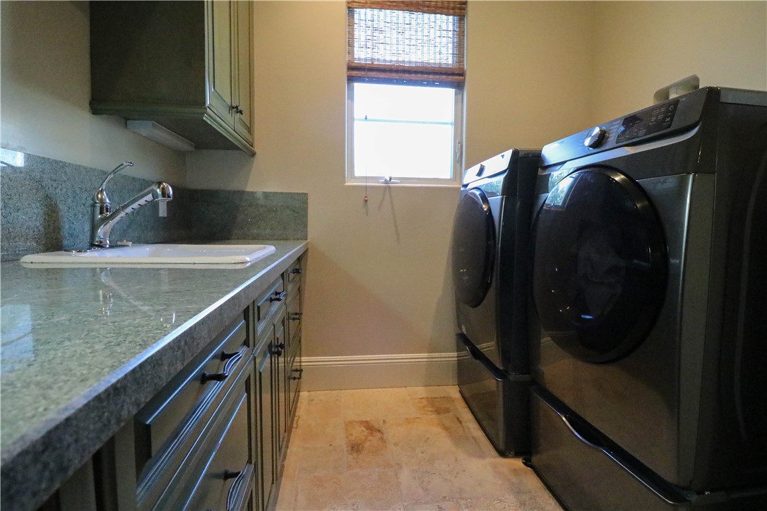 1119 Pine Street Huntington Beach, CA 92648 - Photo 29 of 33 Laundry Room